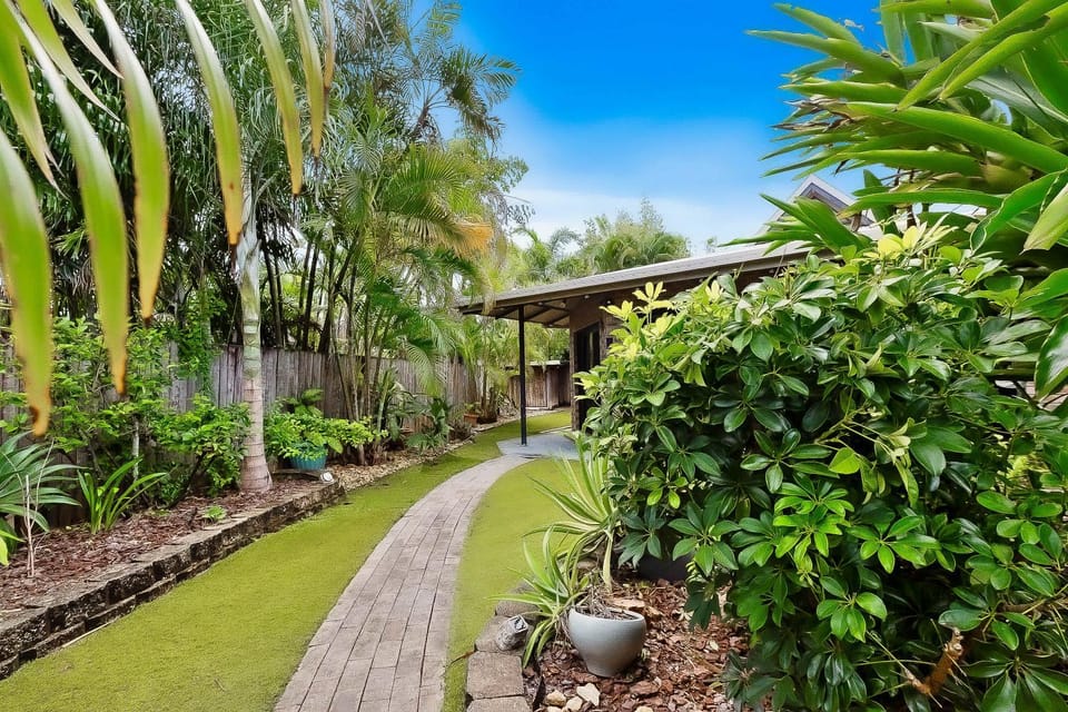 Green Cottage Trinity Beach Pet friendly BBQ House in Cairns