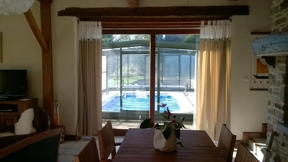 Dining area, Swimming pool