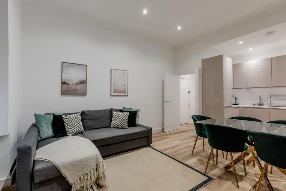Kitchen or kitchenette, Living room, Seating area, Dining area