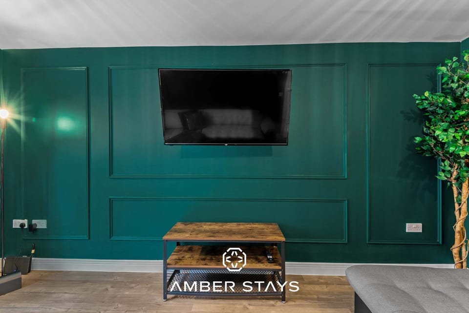 Spacious 5 Bed House in Reading by Amber Stays, Perfect for Business & Contractors, Sleeps 12 House in Reading