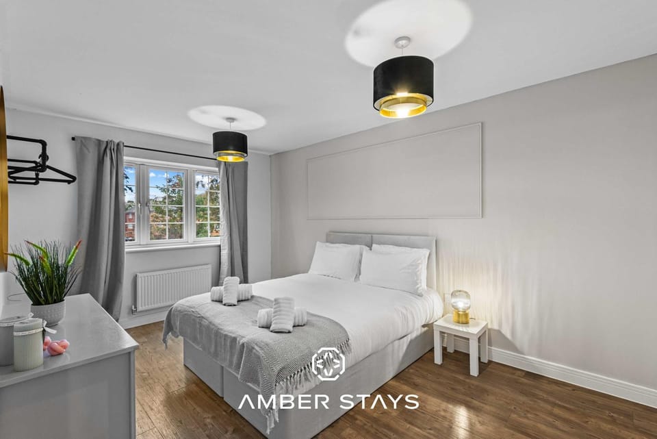 Spacious 5 Bed House in Reading by Amber Stays, Perfect for Business & Contractors, Sleeps 12 House in Reading
