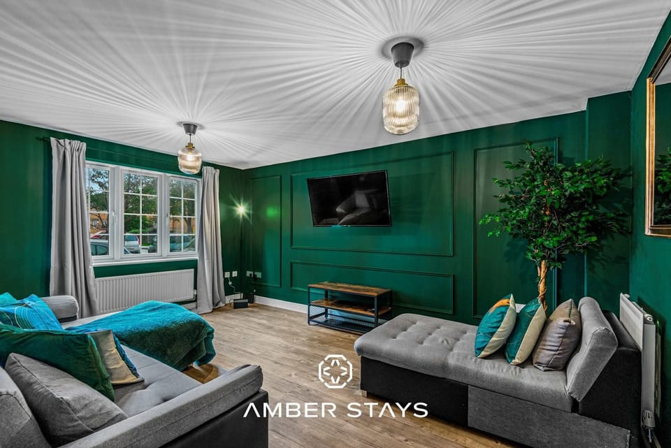 Spacious 5 Bed House in Reading by Amber Stays, Perfect for Business & Contractors, Sleeps 12 House in Reading