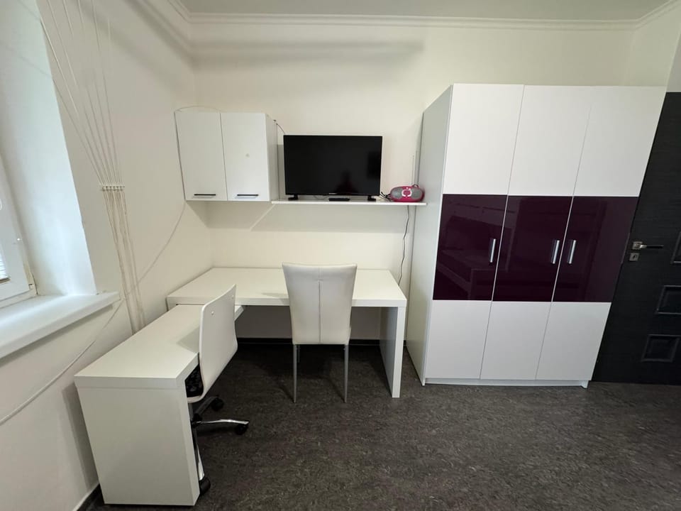 TV and multimedia, Seating area, Bedroom, wardrobe