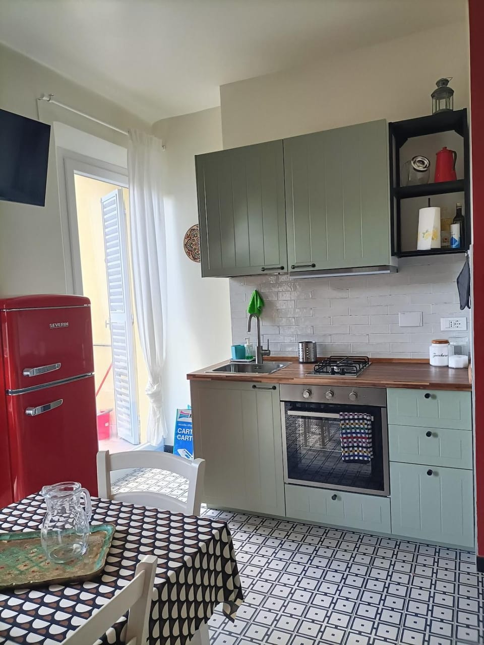 Kitchen or kitchenette, oven, pet friendly, stove