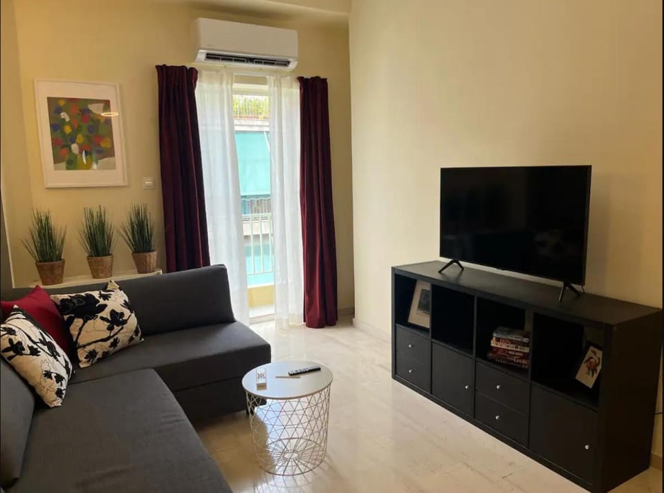 Communal lounge/ TV room, TV and multimedia, Living room, Seating area, Evening entertainment, Family, Family