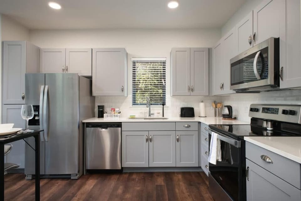 2BR Escape w Parking&Pool, Near Rvrwlk & Conv Ctr Apartment in San Antonio