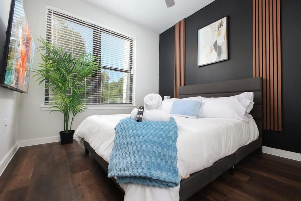 2BR Escape w Parking&Pool, Near Rvrwlk & Conv Ctr Apartment in San Antonio