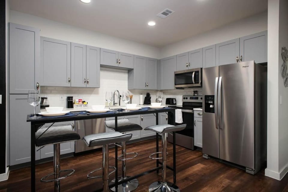 Modern 2BR Getaway-w Parkng, Near Rvrwlk&Conv Ctr Apartment in San Antonio