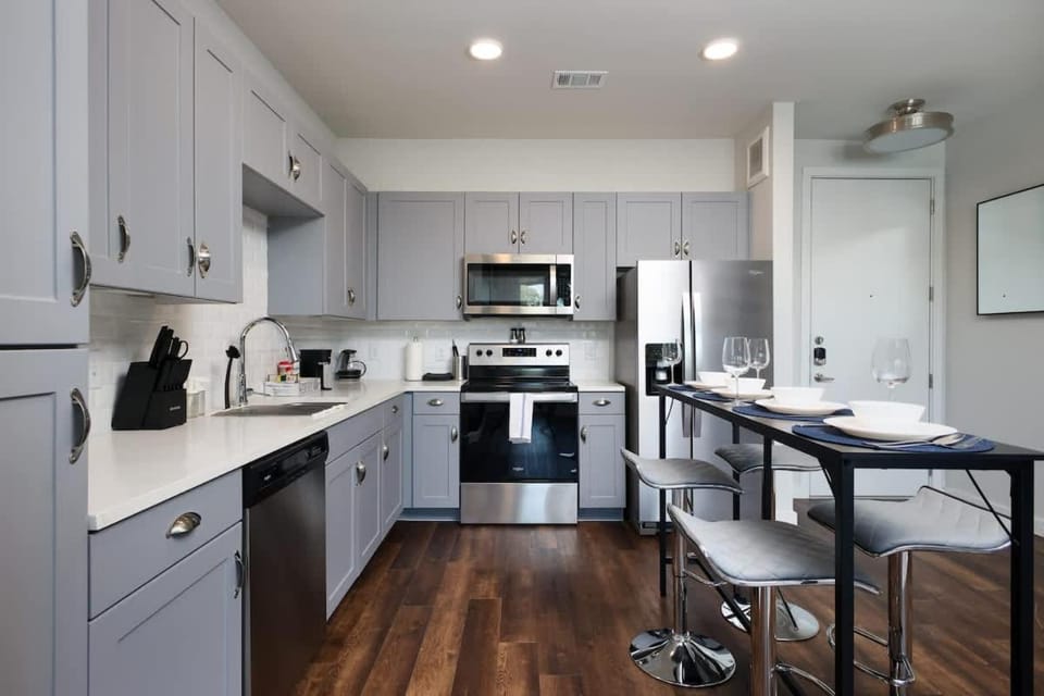 Modern 2BR Retreat- Prkng,Near Rvrwlk & Conv Ctr Apartment in San Antonio