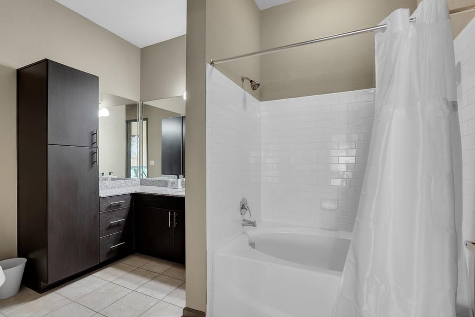 Chic 2BR- Pool,Gym,Pkng,Near BOK Ctr&Arts Dstrct Apartment in Tulsa