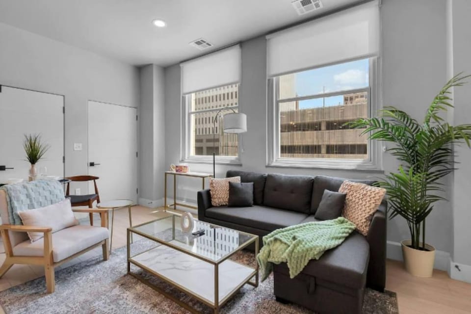 2BR Near BOK Center - Gym, Lounge, Balcony, Pet OK Apartment in Tulsa
