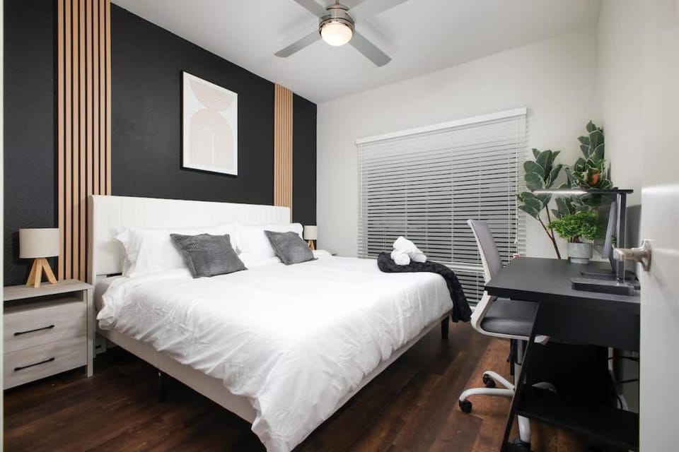Elegant 2BR-w Parking, Near Riverwalk & Conv Ctr Apartment in San Antonio