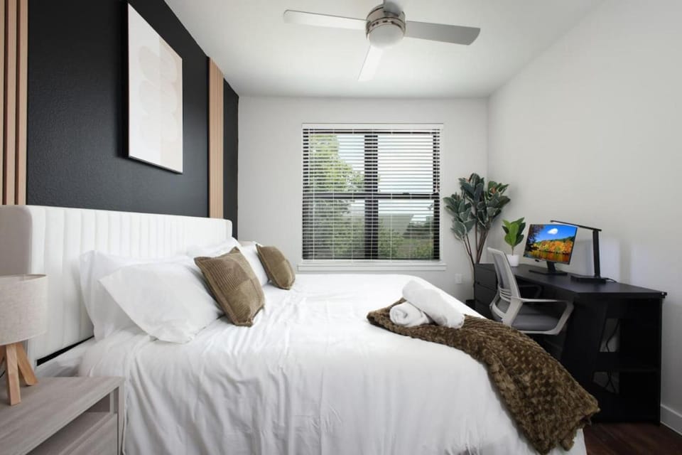 2BR Urban Escape-w Prkng, Near Rvrwalk & Conv Ctr Apartment in San Antonio