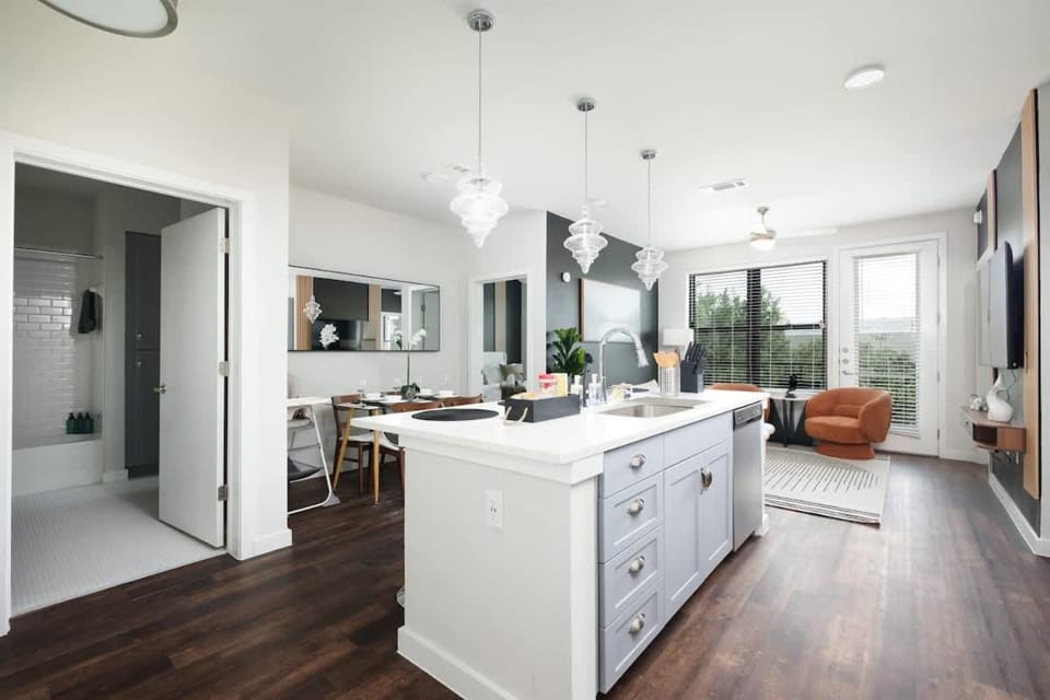 2BR Urban Escape-w Prkng, Near Rvrwalk & Conv Ctr Apartment in San Antonio