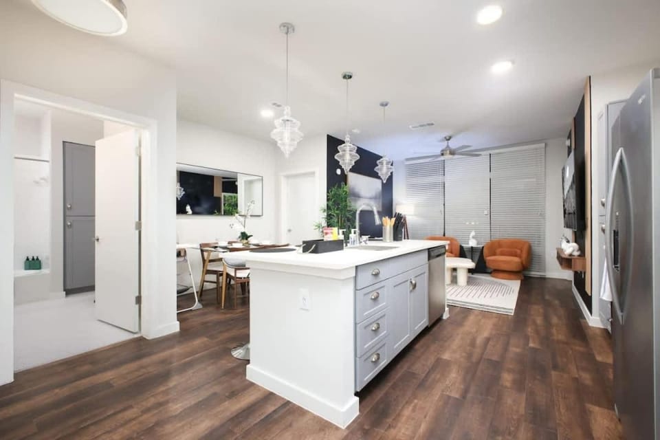 Chic 2BR-w Parking, Near Rvrwalk, Dome & Conv Ctr Apartment in San Antonio