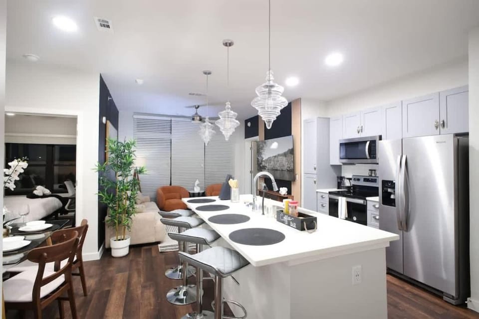Chic 2BR-w Parking, Near Rvrwalk, Dome & Conv Ctr Apartment in San Antonio