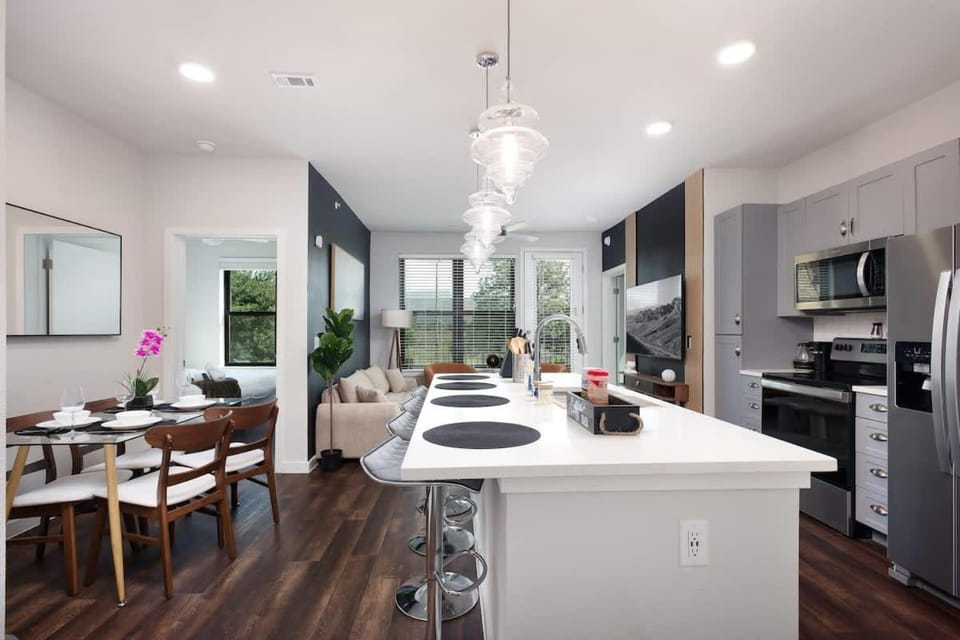Cozy 2BR-w Parking, Near Rvrwalk, Dome & Conv Ctr Apartment in San Antonio