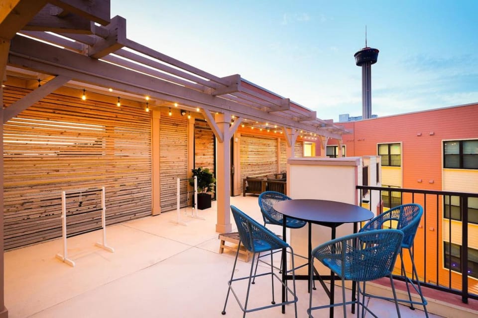 Cozy 2BR-w Parking, Near Rvrwalk, Dome & Conv Ctr Apartment in San Antonio