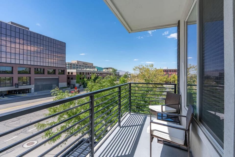 Stylish 2BR w Parking, Near Temple Sq & Delta Ctr Apartment in Salt Lake City