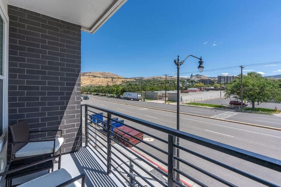 1BR Escape w Parking, Near Temple Sq & Delta Ctr Apartment in Salt Lake City