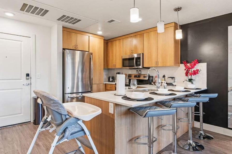 1BR Escape w Parking, Near Temple Sq & Delta Ctr Apartment in Salt Lake City