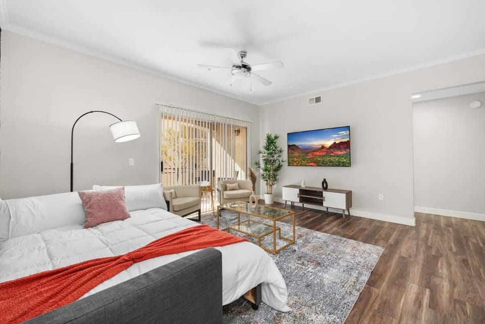 Stylish 2BR - Scottsdale, Pet-friendly, Sunrise Peak Apartment in Scottsdale
