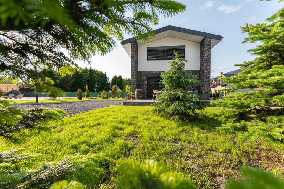 Property building, Neighbourhood, Natural landscape, Garden, Garden view