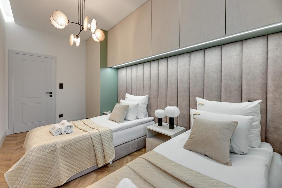 Bed, Photo of the whole room, Seating area, Bedroom, towels