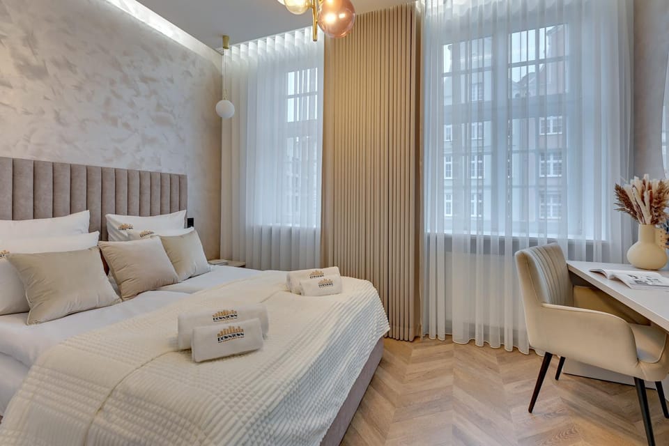 Bed, Photo of the whole room, Seating area, Bedroom, towels