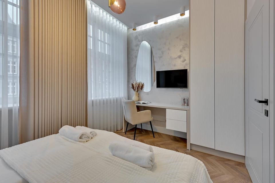 Bed, TV and multimedia, Photo of the whole room, Bedroom, towels, wardrobe