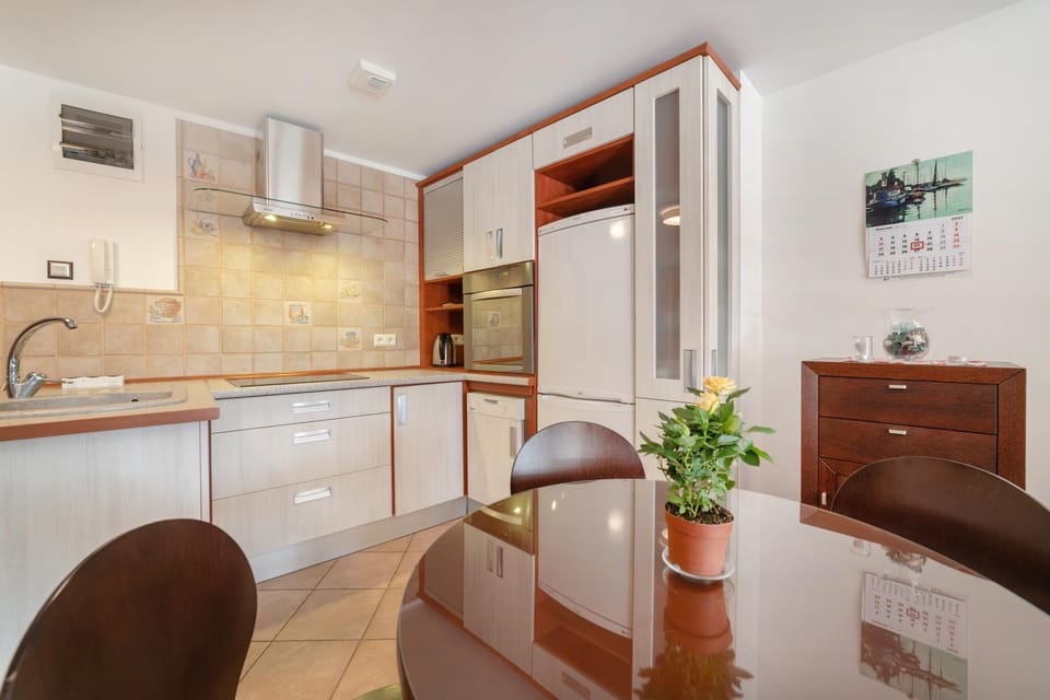 Kitchen or kitchenette, oven, pet friendly, stove