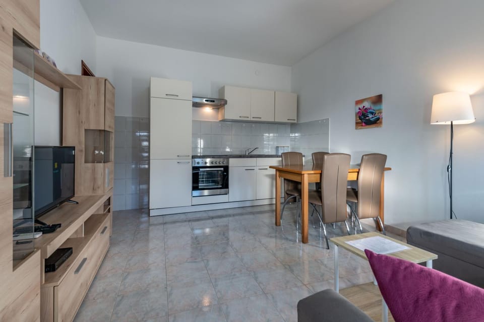 TV and multimedia, Kitchen or kitchenette, Living room, Seating area, Dining area, oven, stove