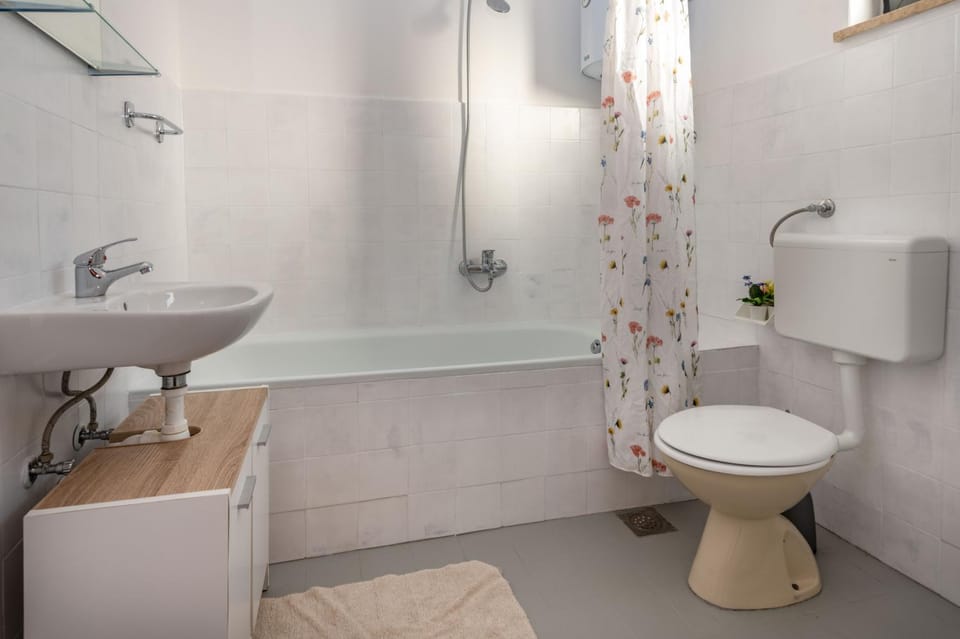Shower, Toilet, Bathroom, Bath