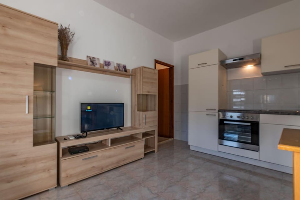 TV and multimedia, Kitchen or kitchenette, oven, stove