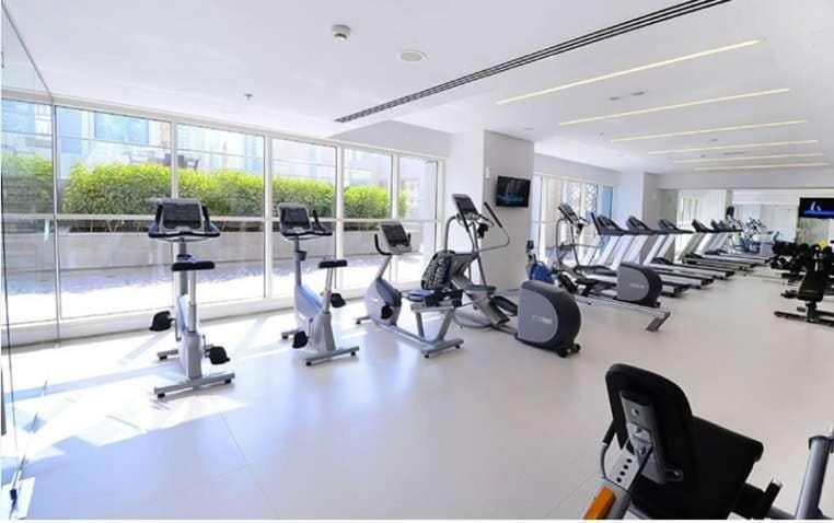 Free housekeeping visits during your stay - StayShort - Cozy 1-Bedroom Apartment at West Avenue Tower near Marina beach Apartment in Dubai