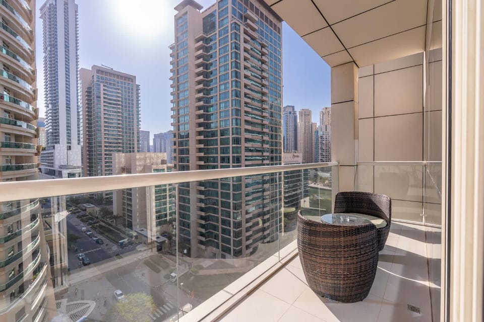 Free housekeeping visits during your stay - StayShort - Cozy 1-Bedroom Apartment at West Avenue Tower near Marina beach Apartment in Dubai