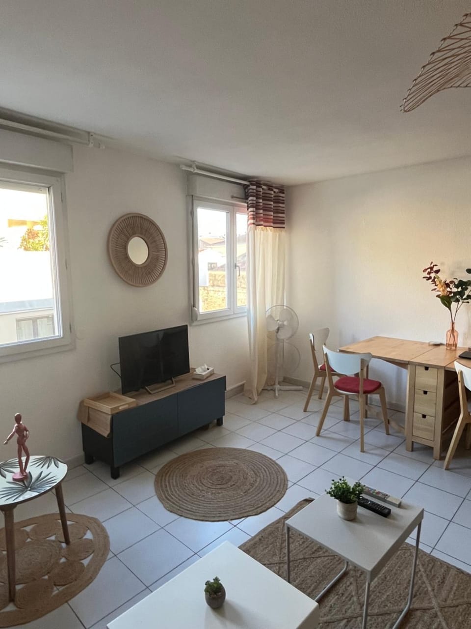 TV and multimedia, Living room, Seating area, Dining area