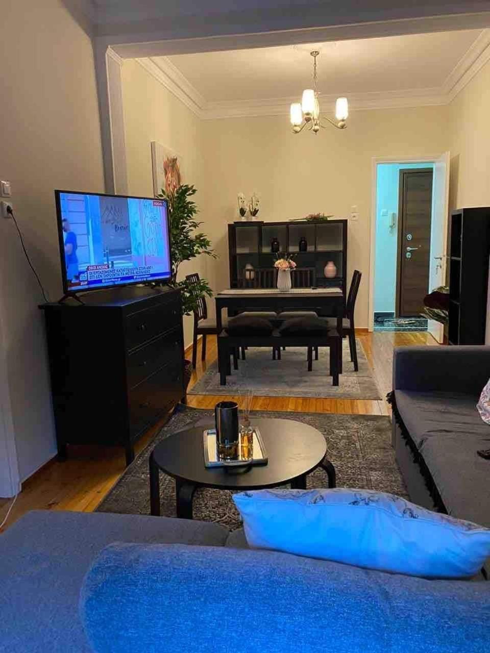 Communal lounge/ TV room, TV and multimedia, Living room, Seating area, Dining area