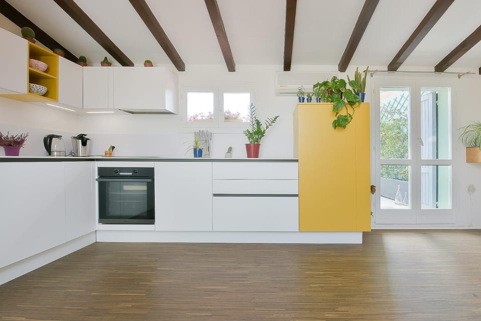 Kitchen or kitchenette, oven