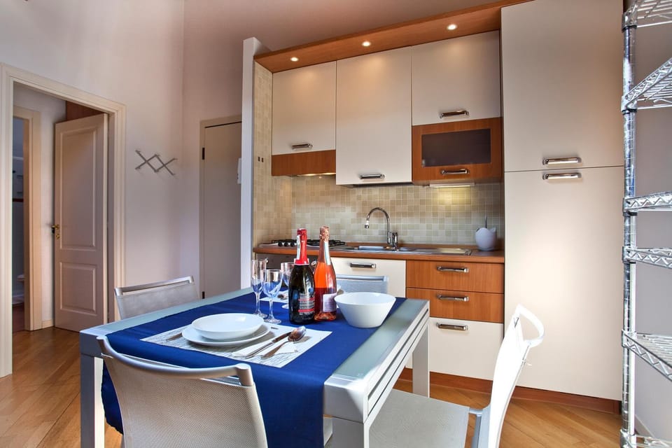 Kitchen or kitchenette, Dining area