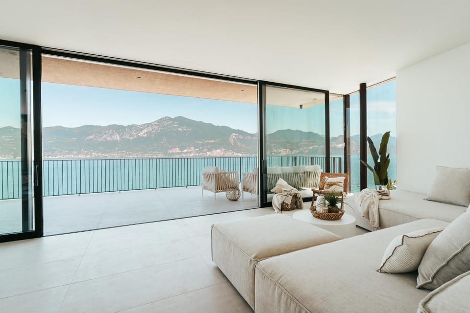 TV and multimedia, Living room, Lounge or bar, Lake view