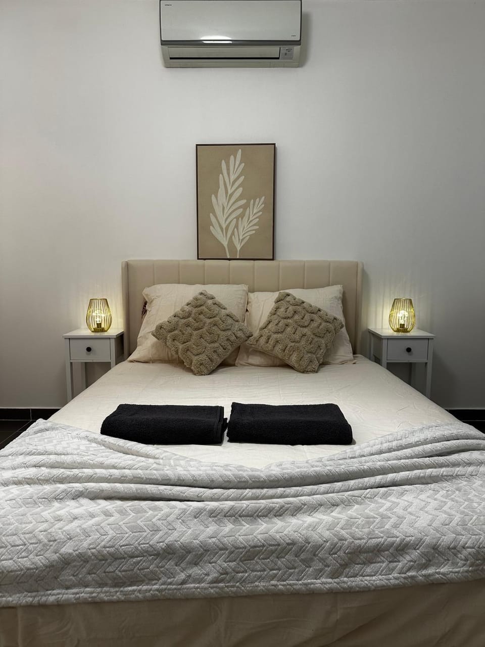 Photo of the whole room, Bedroom, towels