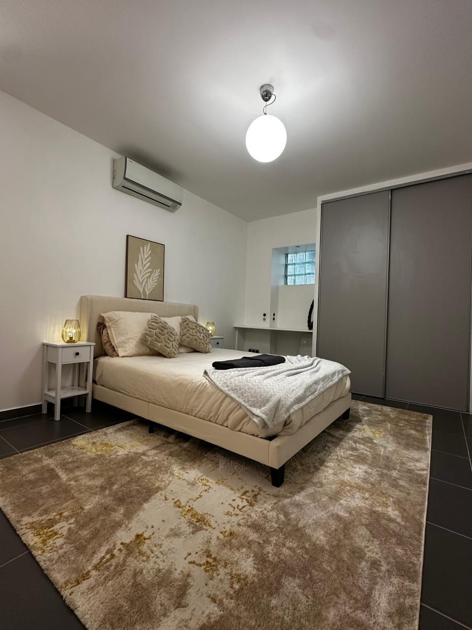 Photo of the whole room, Bedroom