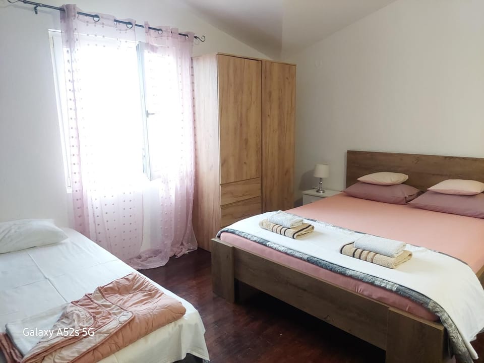 Bed, Bedroom, towels