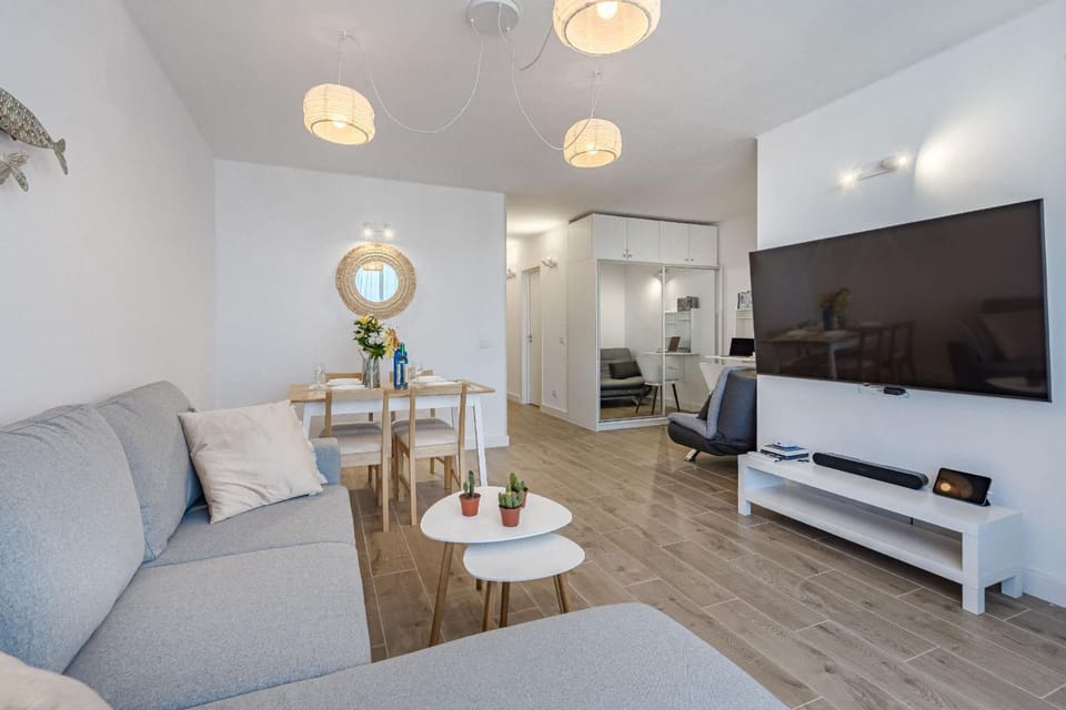 TV and multimedia, Living room, Seating area, Evening entertainment, air conditioner