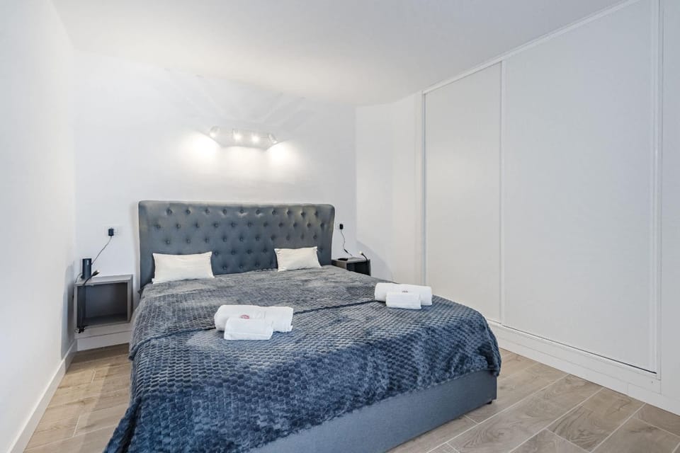 Bed, TV and multimedia, Photo of the whole room, Bedroom, towels, wardrobe