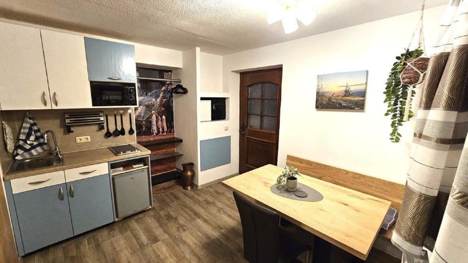 Kitchen or kitchenette, Dining area, stove