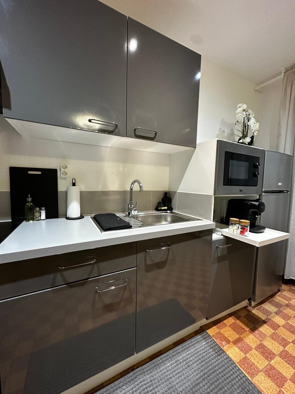 Kitchen or kitchenette, oven, stove