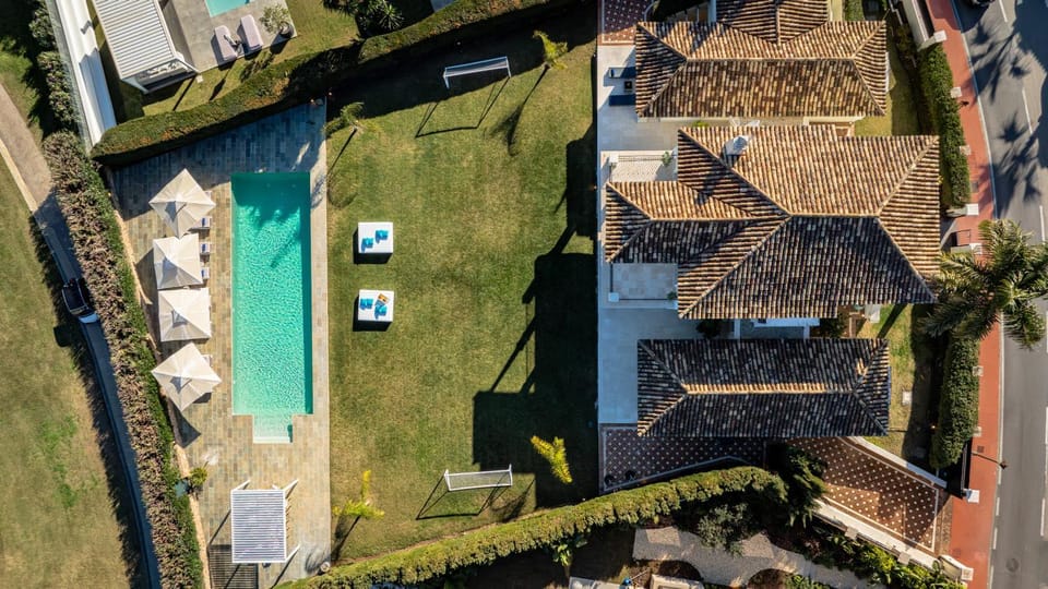 Bird's eye view, Pool view