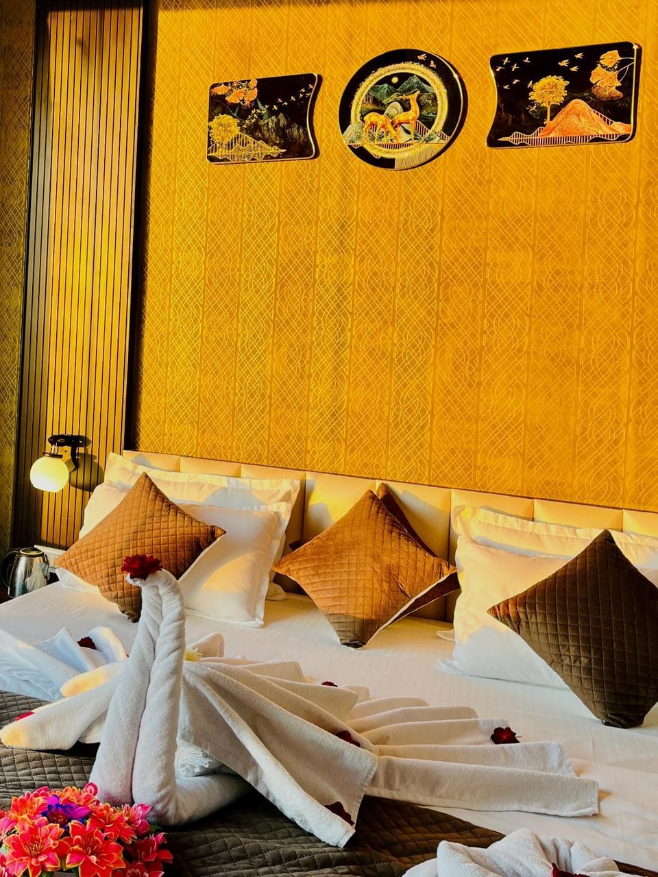 Bed, Photo of the whole room, Seating area, Bedroom